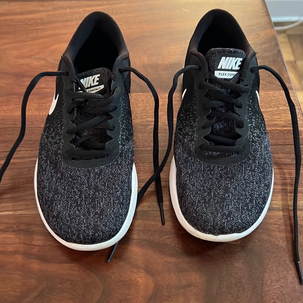 Nike womens black sneakers size 7.5